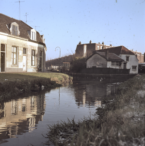 859575 Gezicht op het Zwarte Water te Utrecht, met links de huizen Zwartewater 44B en 44C. Rechts de Nieuwe ...